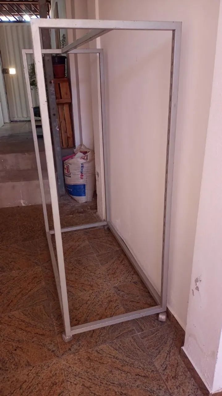 Vendo arara de loja de roupas 