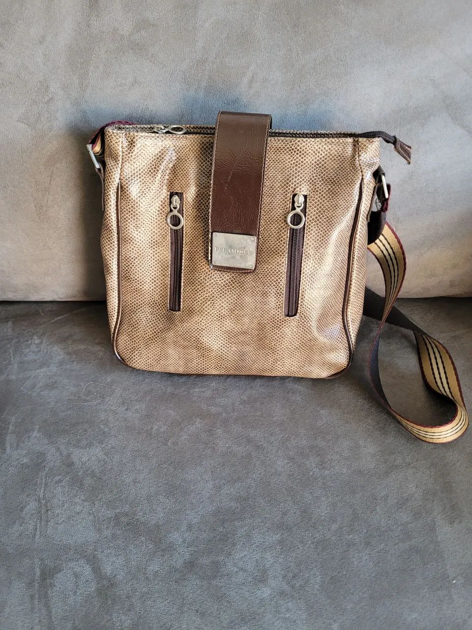 Bolsa tiracolo marca Pyrâmides 