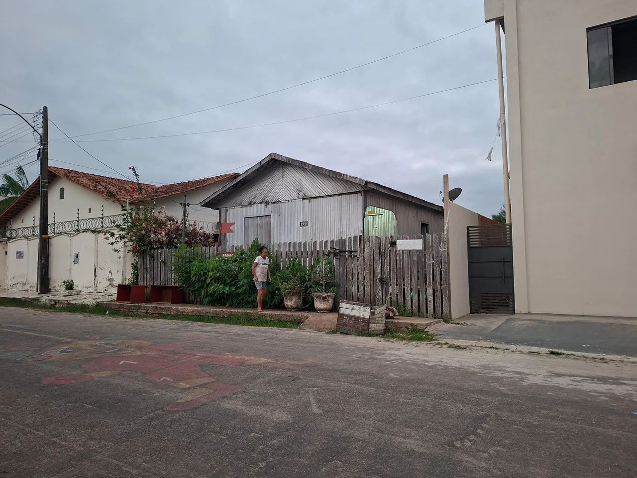 CASA BEM LOCALIZADA COM TERRENO - Foto 3