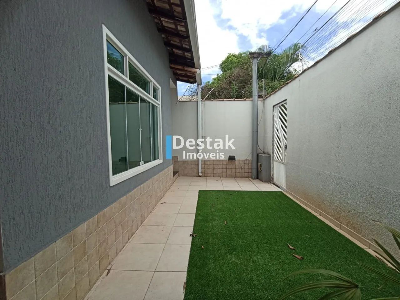 CASA LINEAR NO BAIRRO AERO CLUBE COM 3 QUARTOS SENDO 1 SUÍTE
