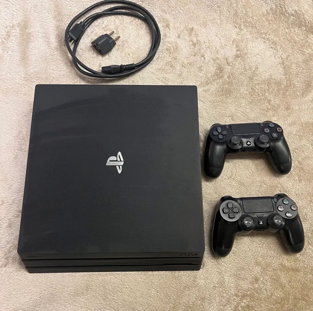 PS4 PRO + 2 controles