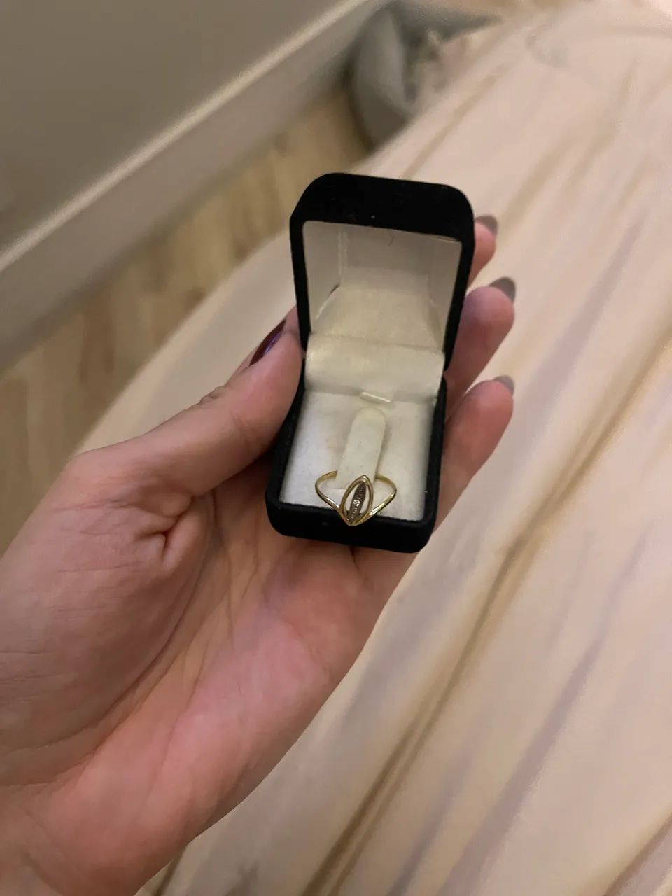 Anel ouro 18k, com detalhes ouro branco e brilhante 