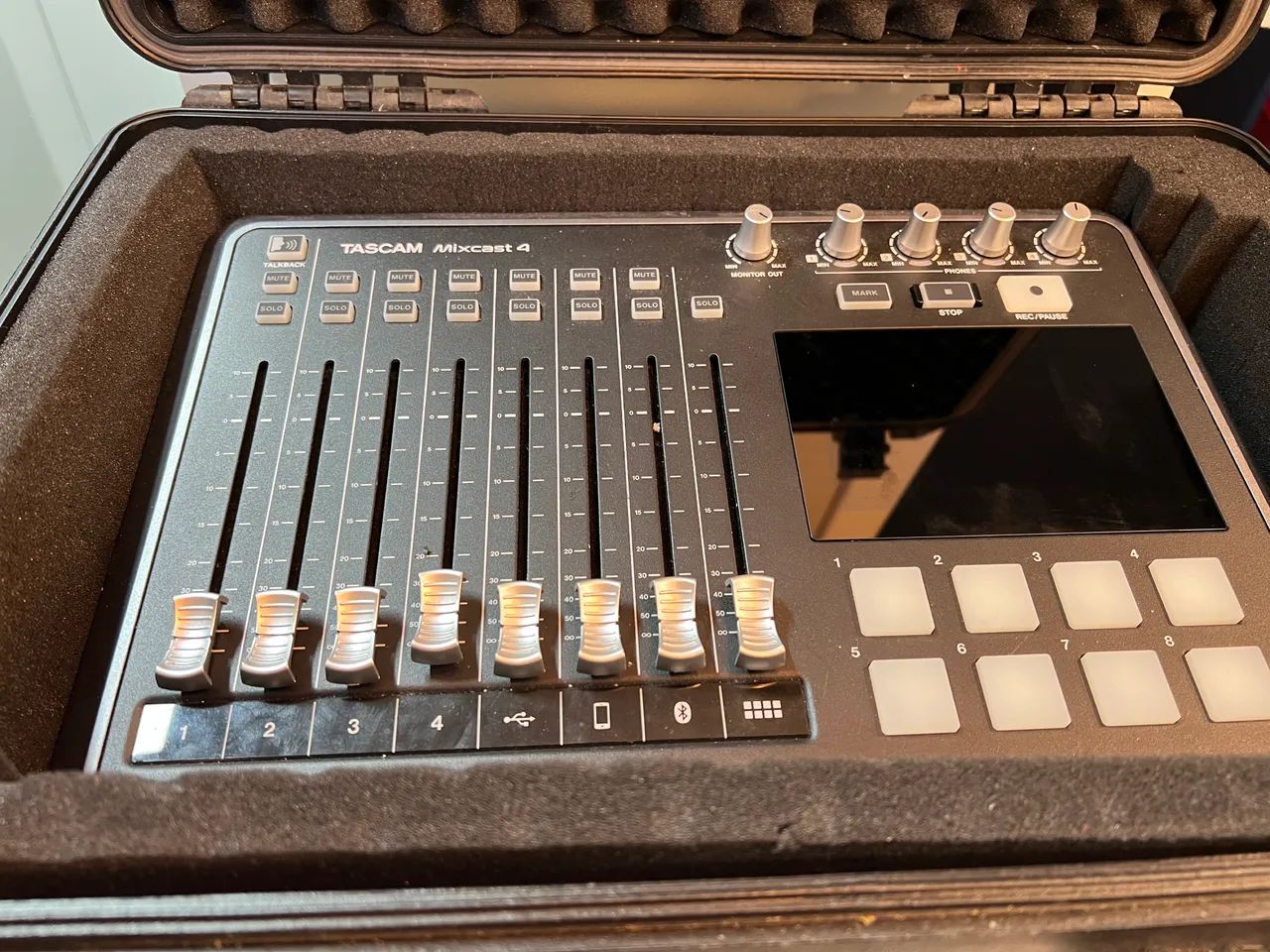 Mesa para podcast TASCAM MISCAST 4