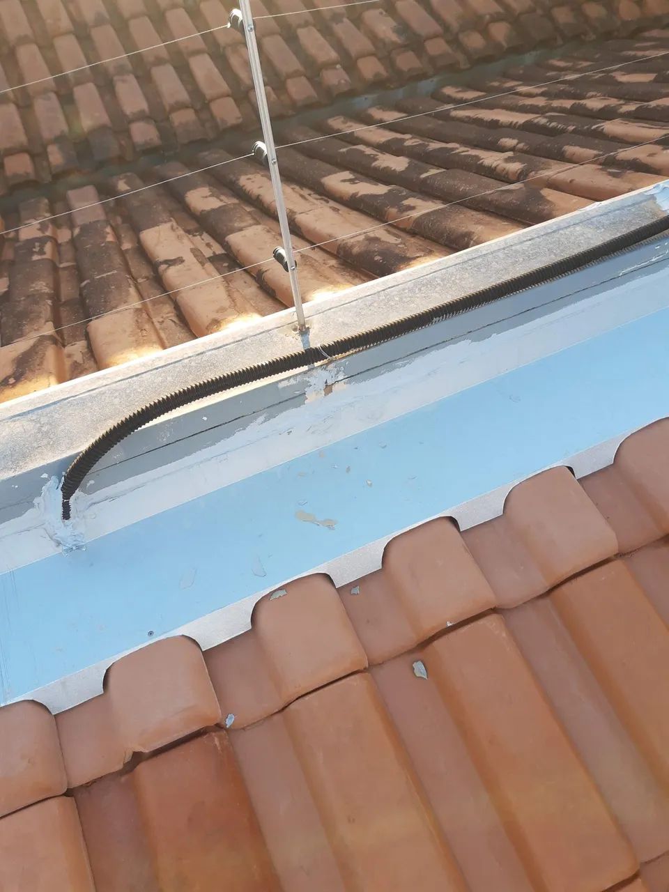 Revisão limpeza de telhado e instalação de calhas e rufos  - Foto 3