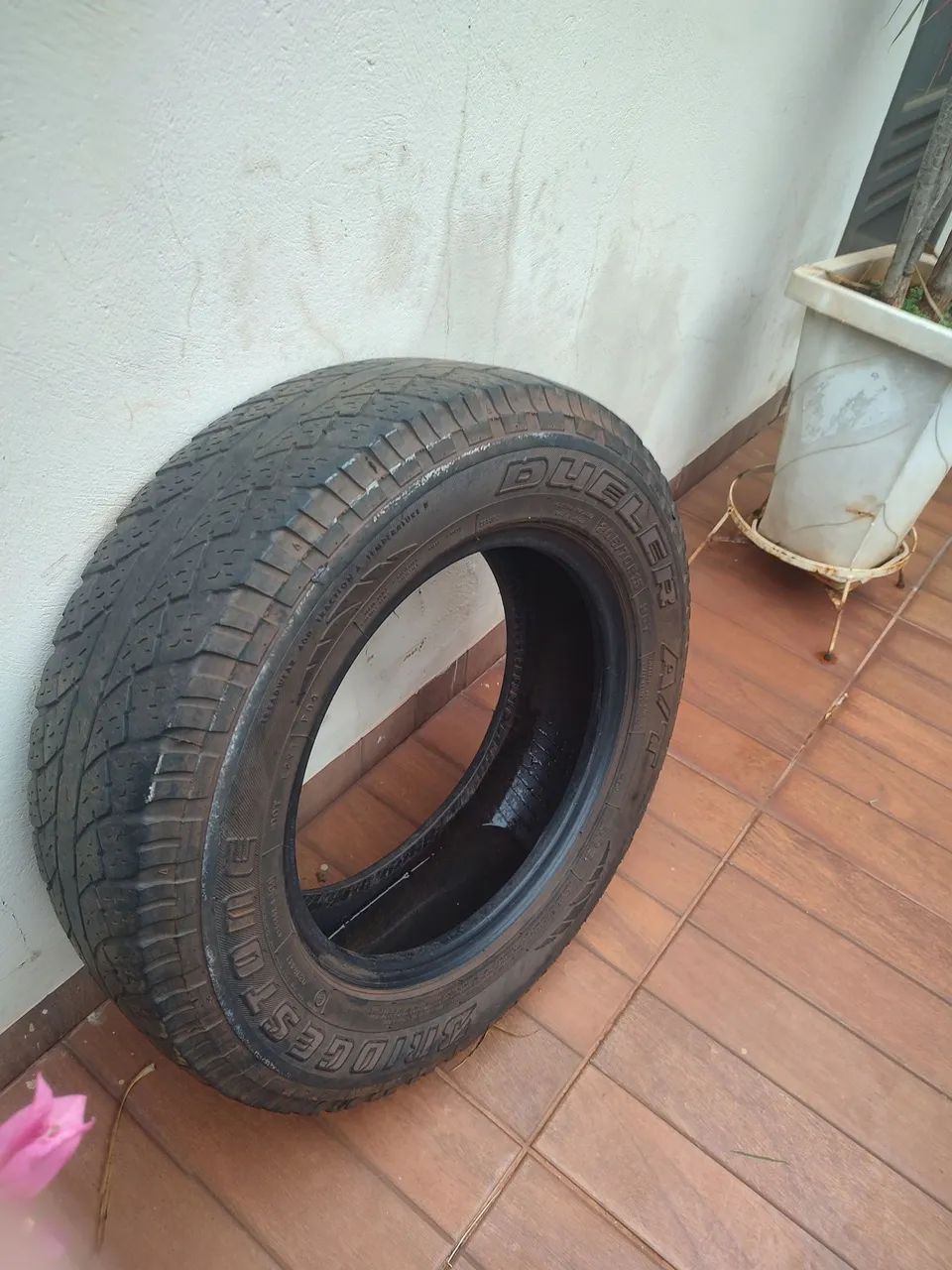 Pneu Bridgestone Aro 15 - Excelente estado