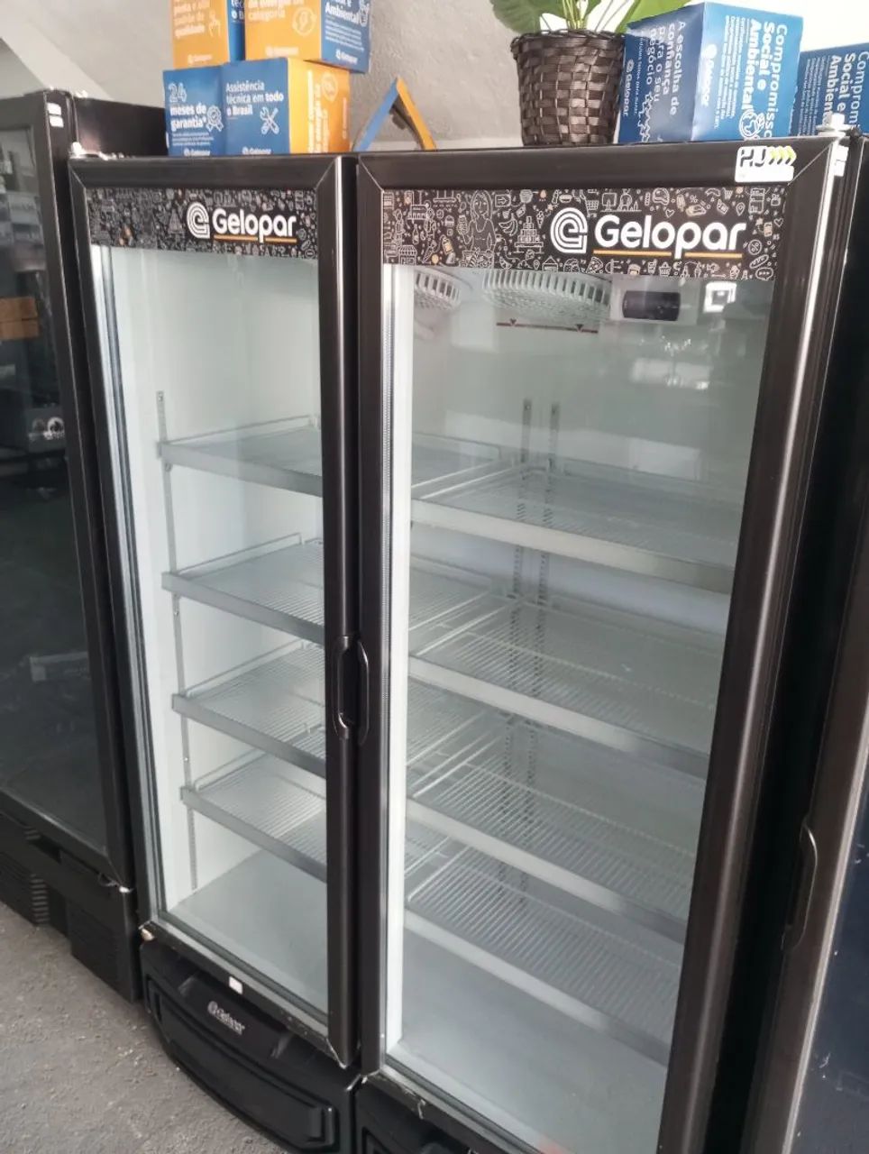 NZ. Expositor refrigerado 2 portas de vidro 950L GELOPAR 