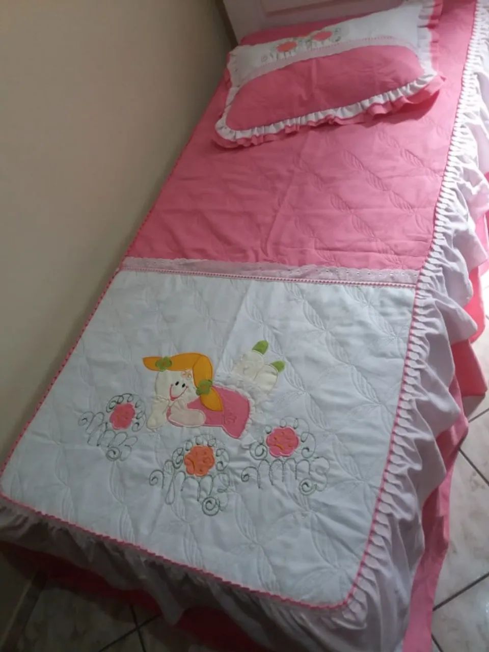 COLCHA INFANTIL E PORTA-TRAVESSEIRO ACOLCHOADA COM BORDADO APLICADO E COM BABADO - SEMINOV - Foto 2