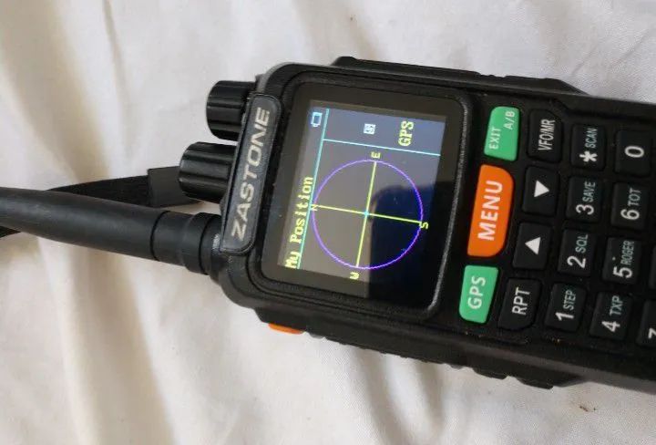 Rádio VHF/UHF com GPS Zastone