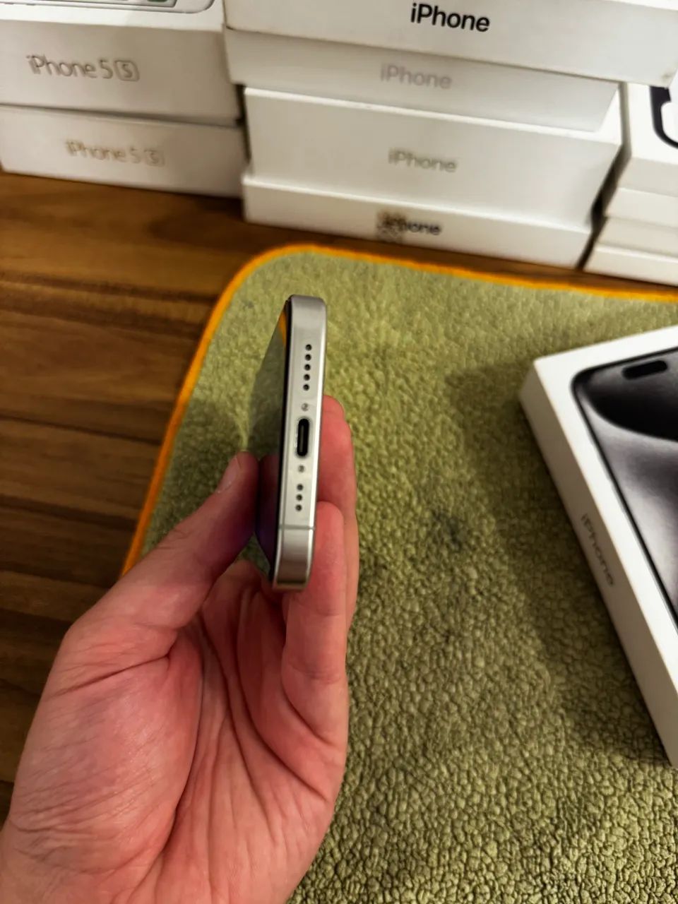 iPhone 15 Pro / 128 GB / Branco / Saúde de Bateria 89% / Impecável  - Foto 3