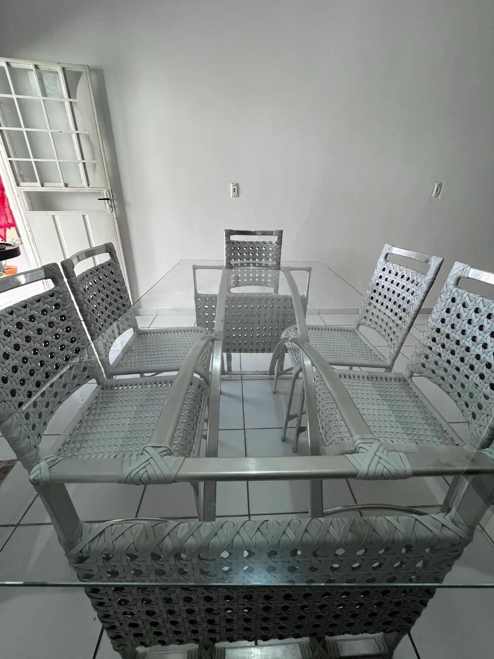 Linda mesa com tampo de vidro e 6 cadeiras  - Foto 5