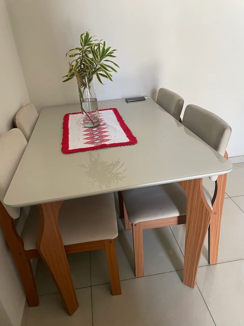 Conjunto Sala de Jantar Mesa Tampo Vidro/MDF com 4 Cadeiras 