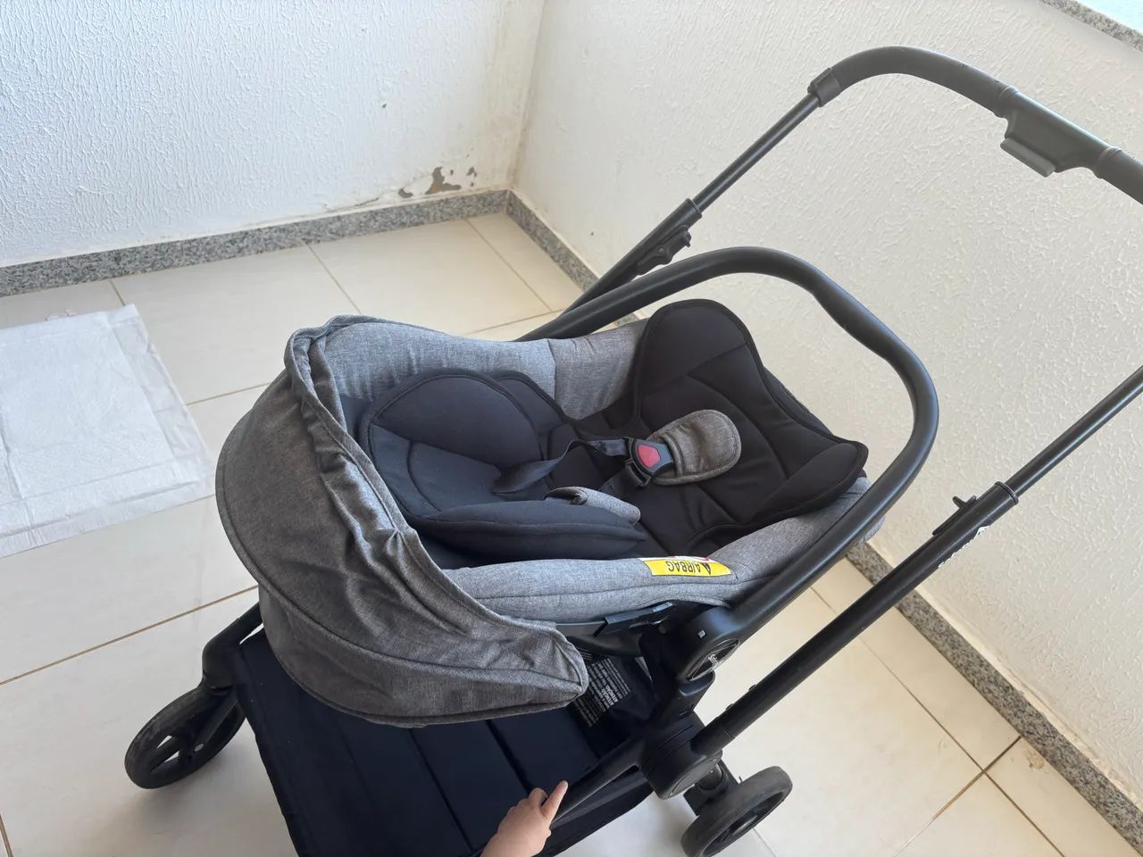 Carrinho de bebê com bebê conforto 