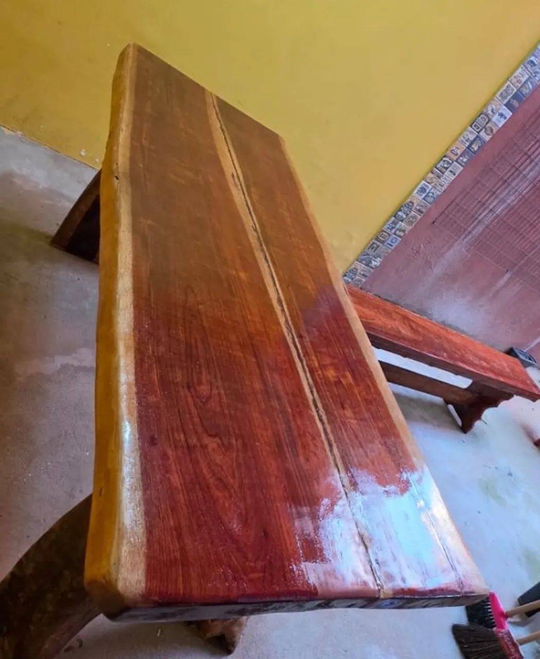 Mesa de madeira maciça com bancos - 2,10mts - Foto 3