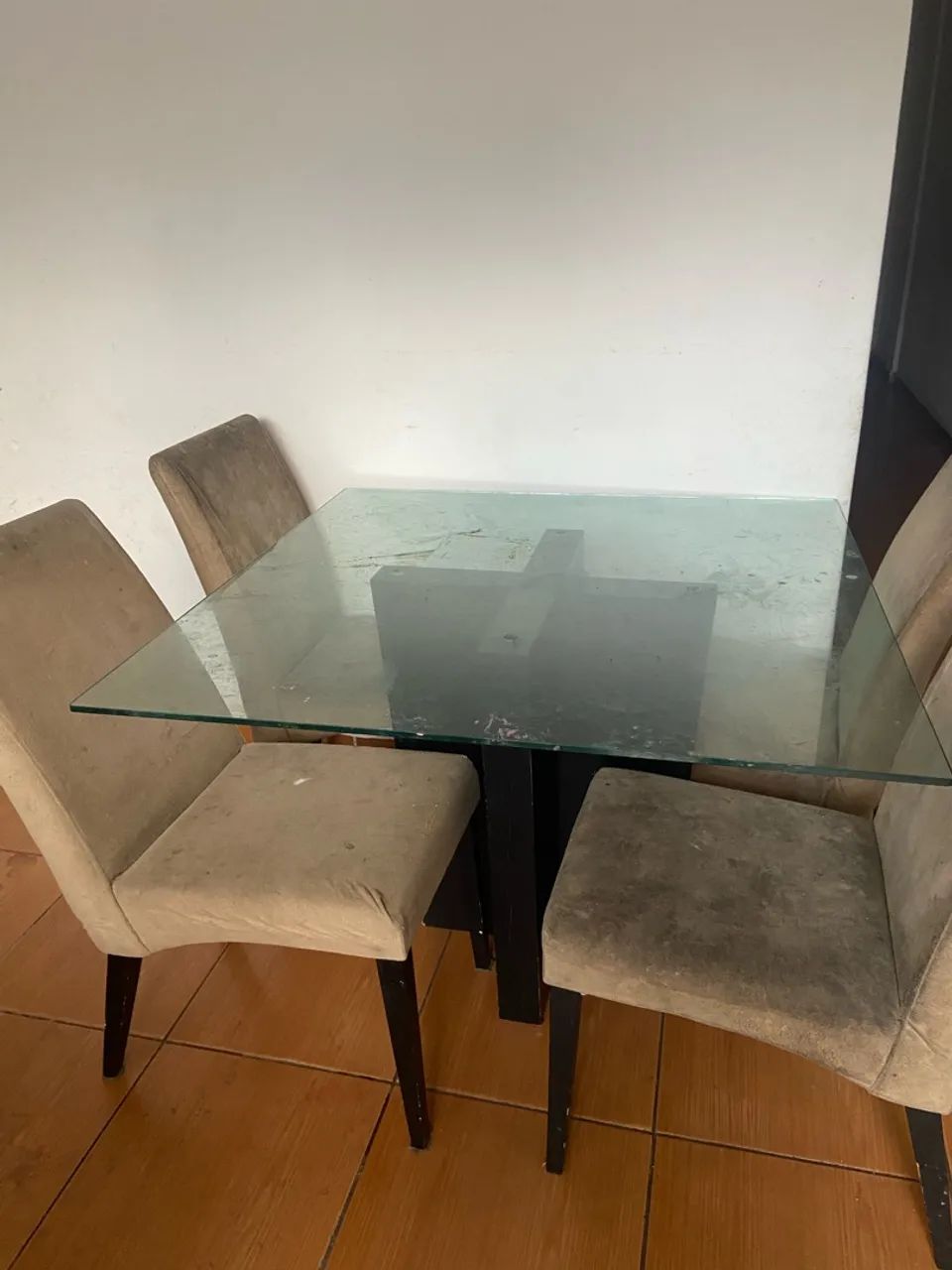 Mesa com tampa de vidro 