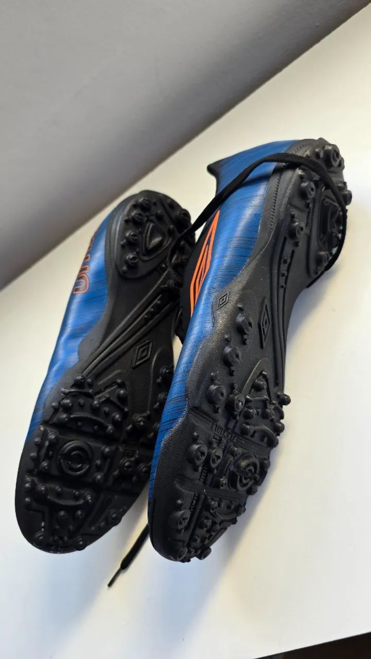 Chuteira Umbro modelo Burn Society, nas cores preto e azul, em ótimo estado de conservação - Foto 4