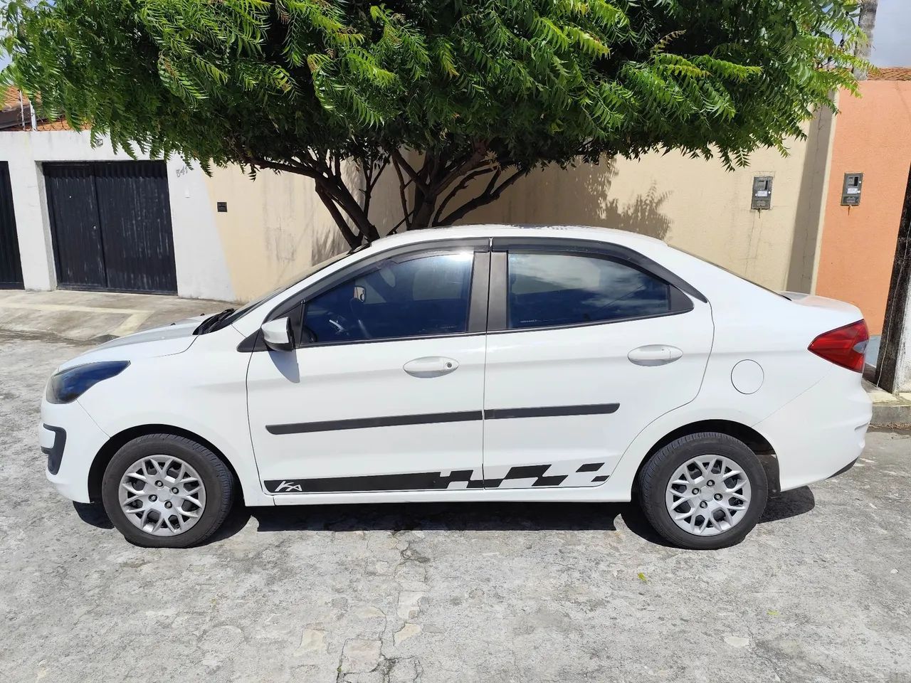 Aluga-se FORD K+ COM GNV para APP