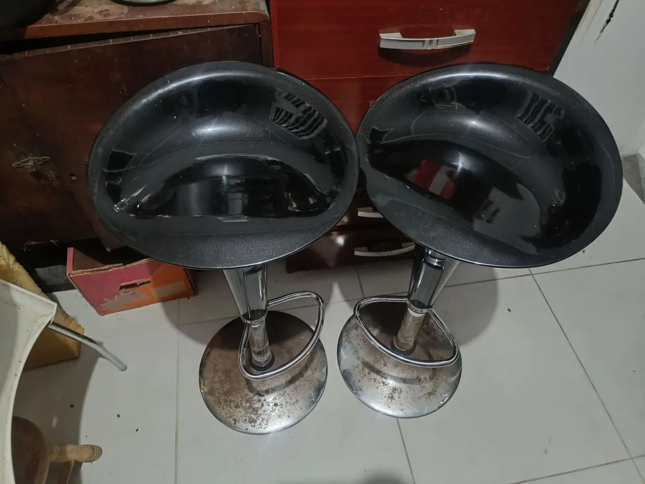 Kit com 2 Banquetas Giratórias Reguláveis - cor ; preta - Foto 4