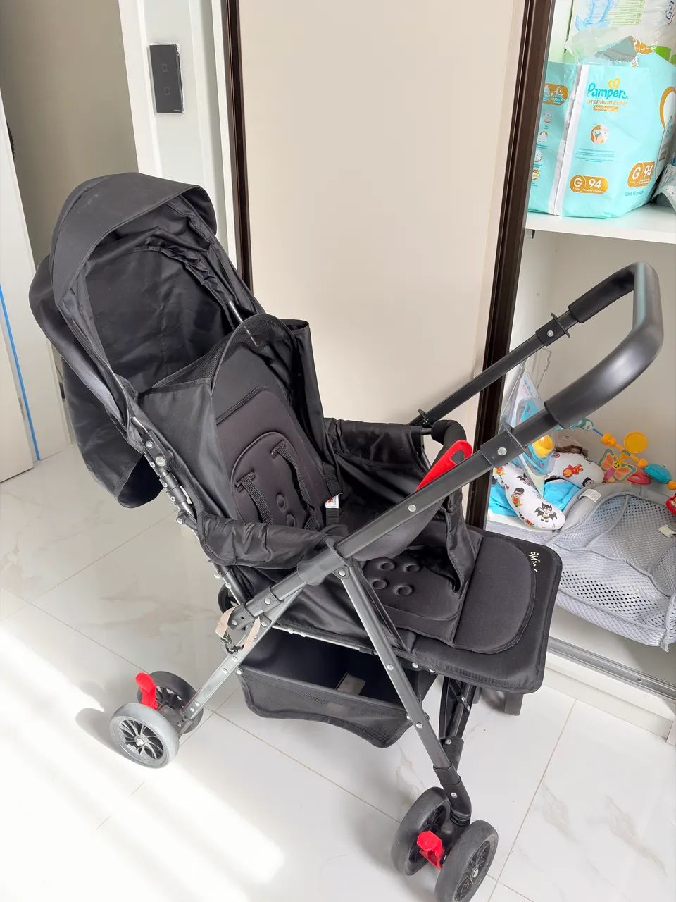 Carrinho de bebê com alça reversível  - Foto 5