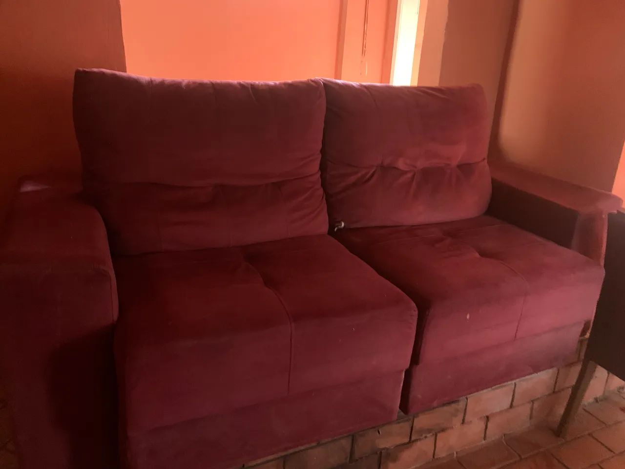 Sofá vermelho retrátil usado