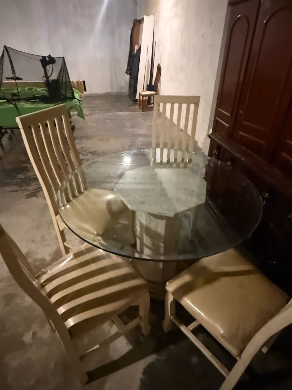 Mesa de granito com tampo de vidro e 4 cadeiras