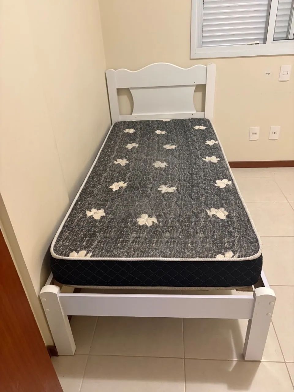 Cama Solteiro com Colchão Semi Novos!