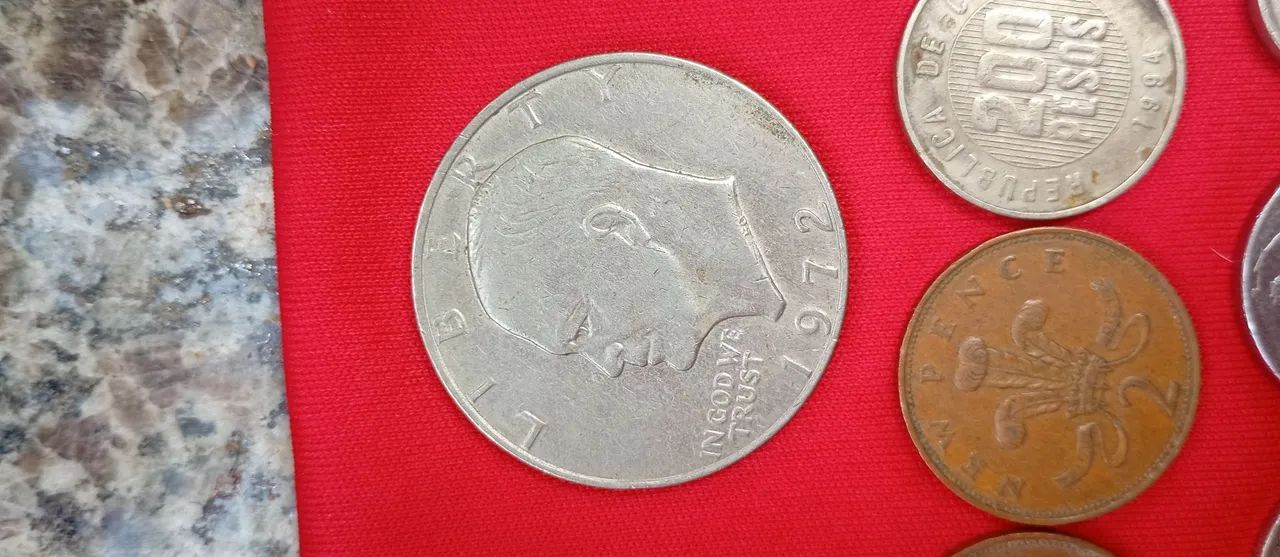 Várias moedas antigas de vários países 