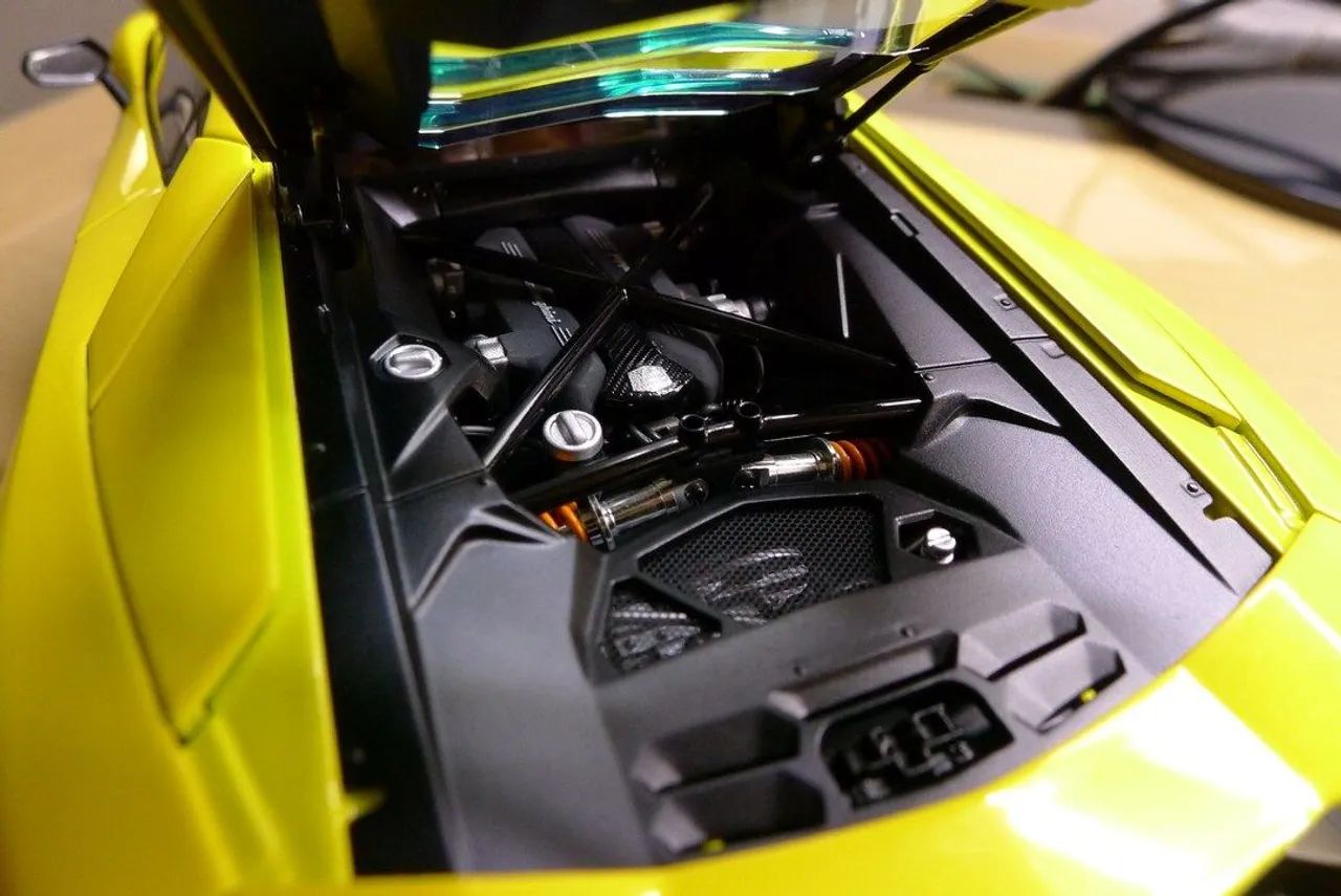 Lamborghini Aventador 50th anniversary Autoart signature escala 1