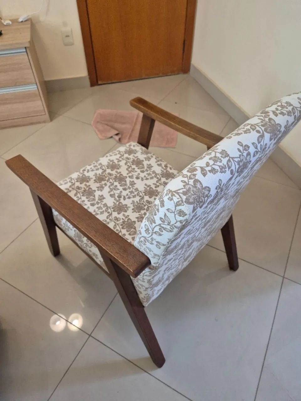 Poltrona Copacabana Capuccino marca Fiori Móveis em excelente estado - Foto 3