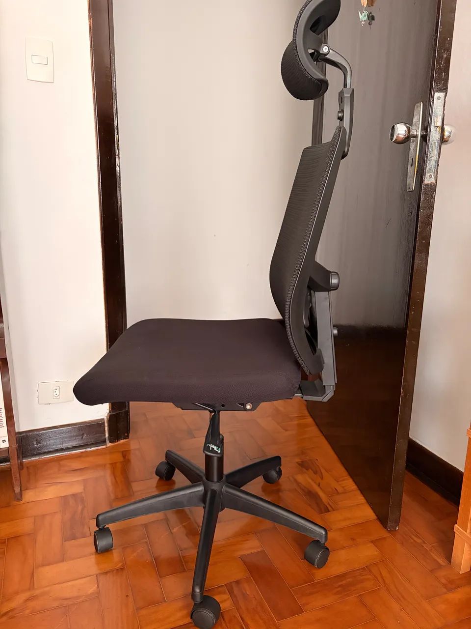 Cadeira giratória com apoio para cabeça e braço 