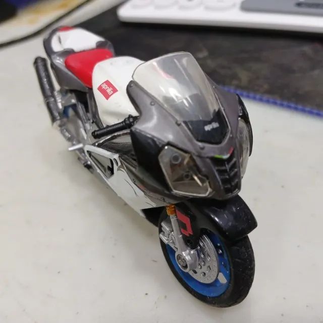 MINIATURA DE MOTO Aprilia RSV