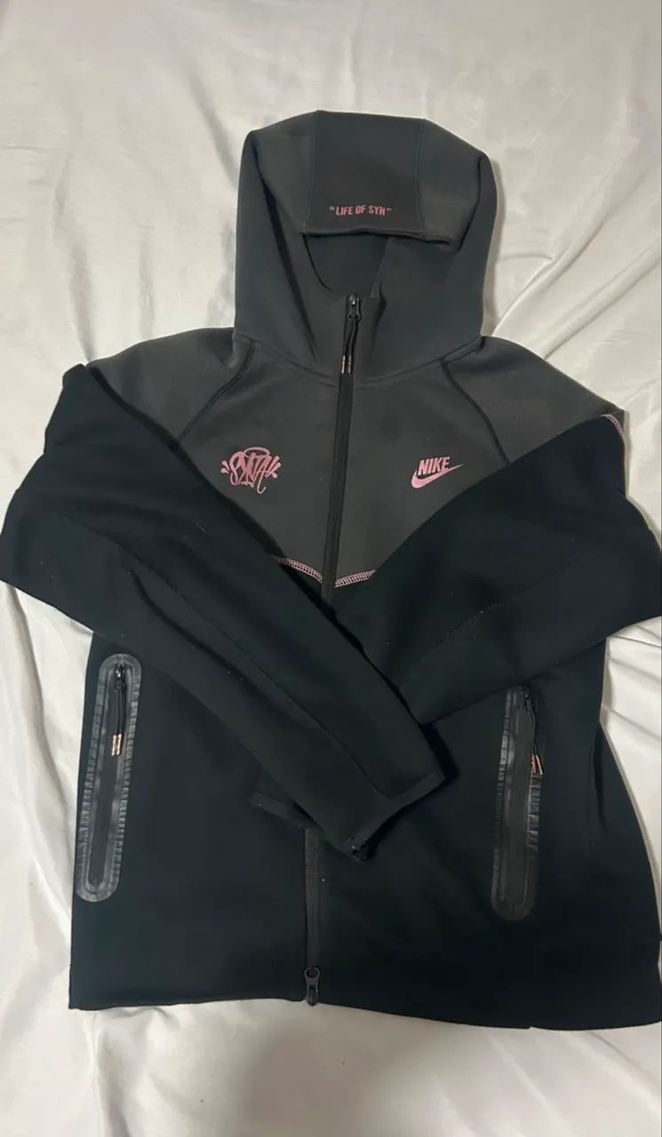 Nike tech syna world 