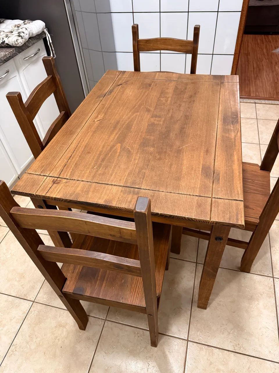 Mesa de madeira com 4 cadeiras  - Foto 2
