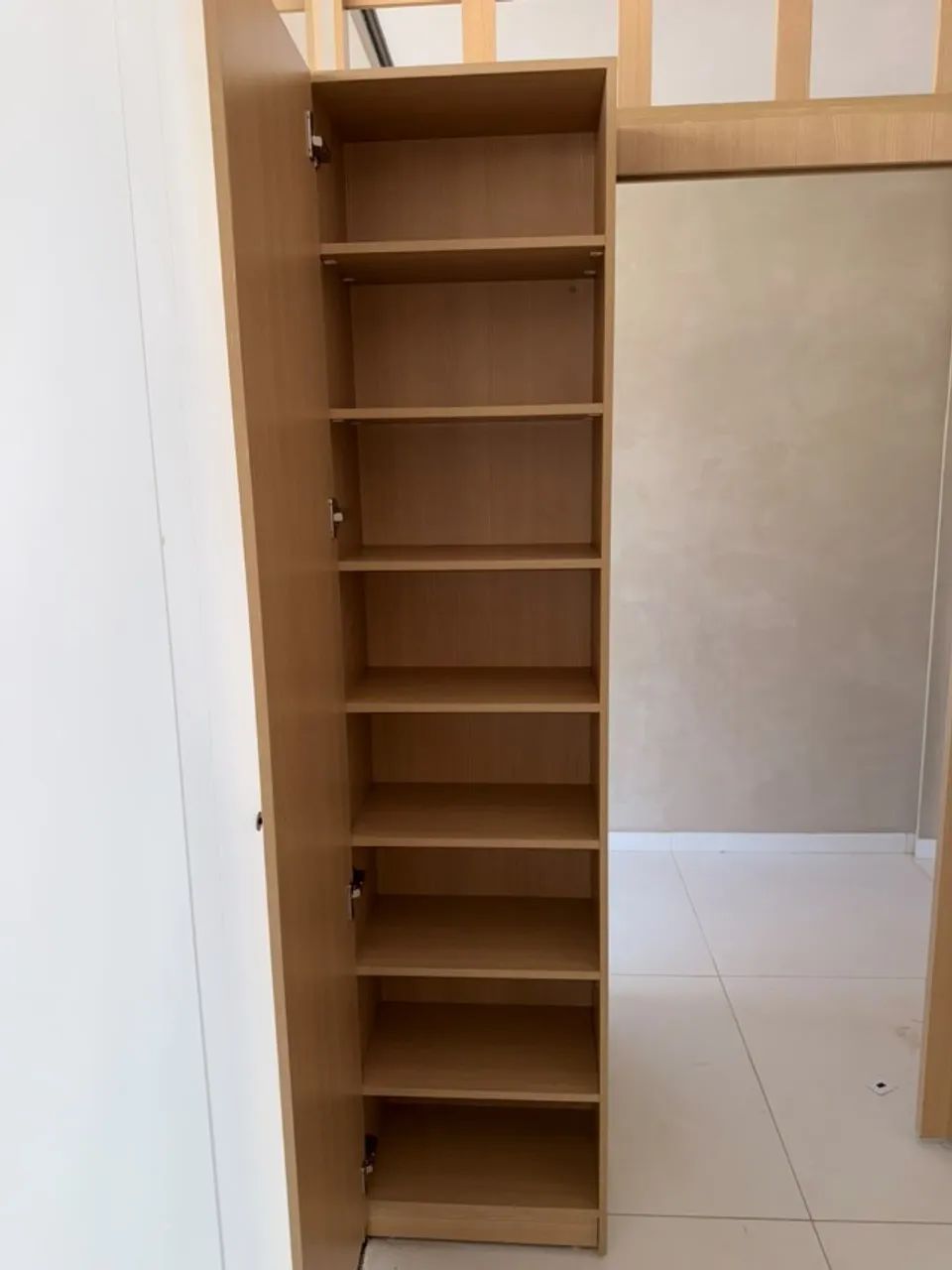 Armário vertical planejado com várias prateleiras