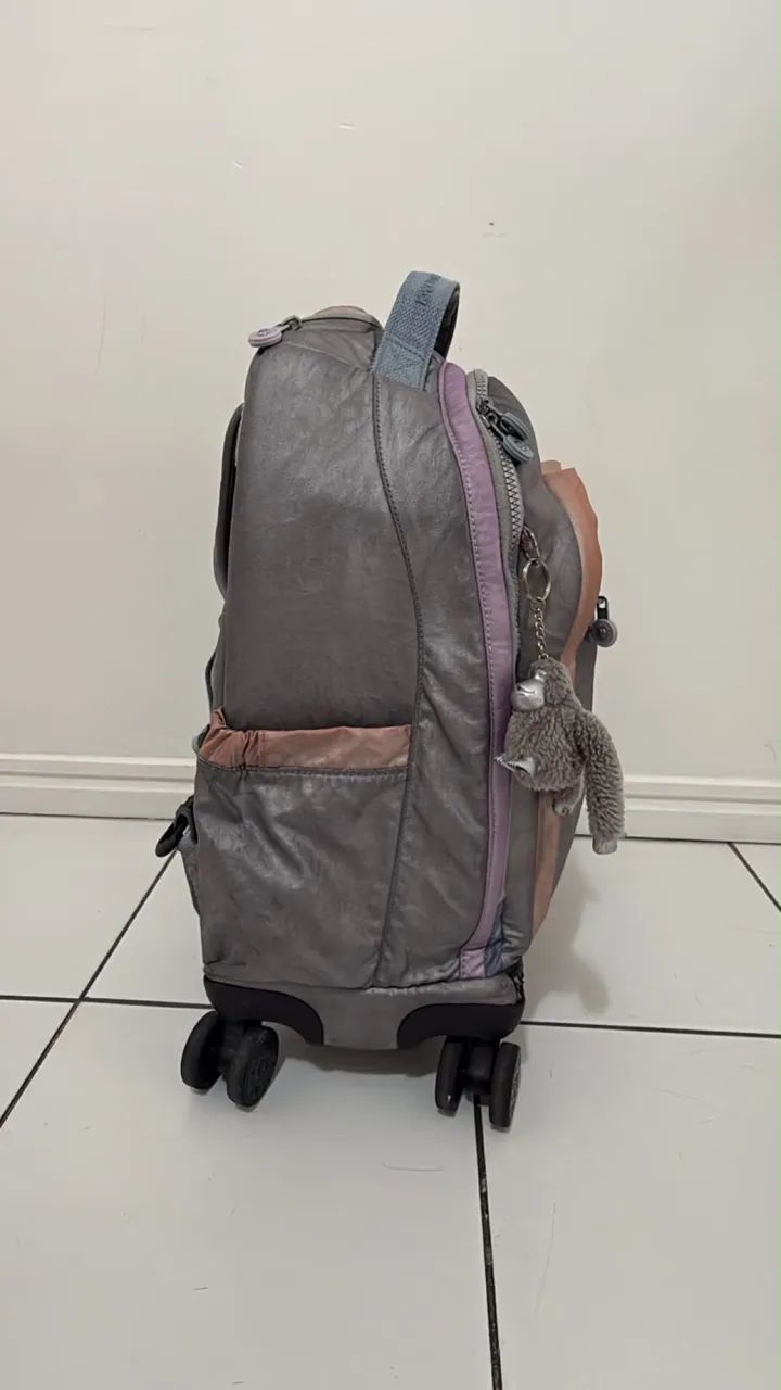 Mochila Kipling de rodinhas - Metalizada Rosa - Foto 4