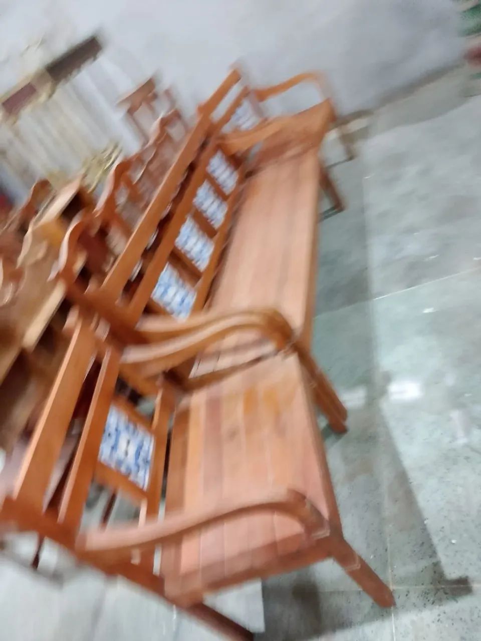 Jogo de bancos em madeira. - Foto 4