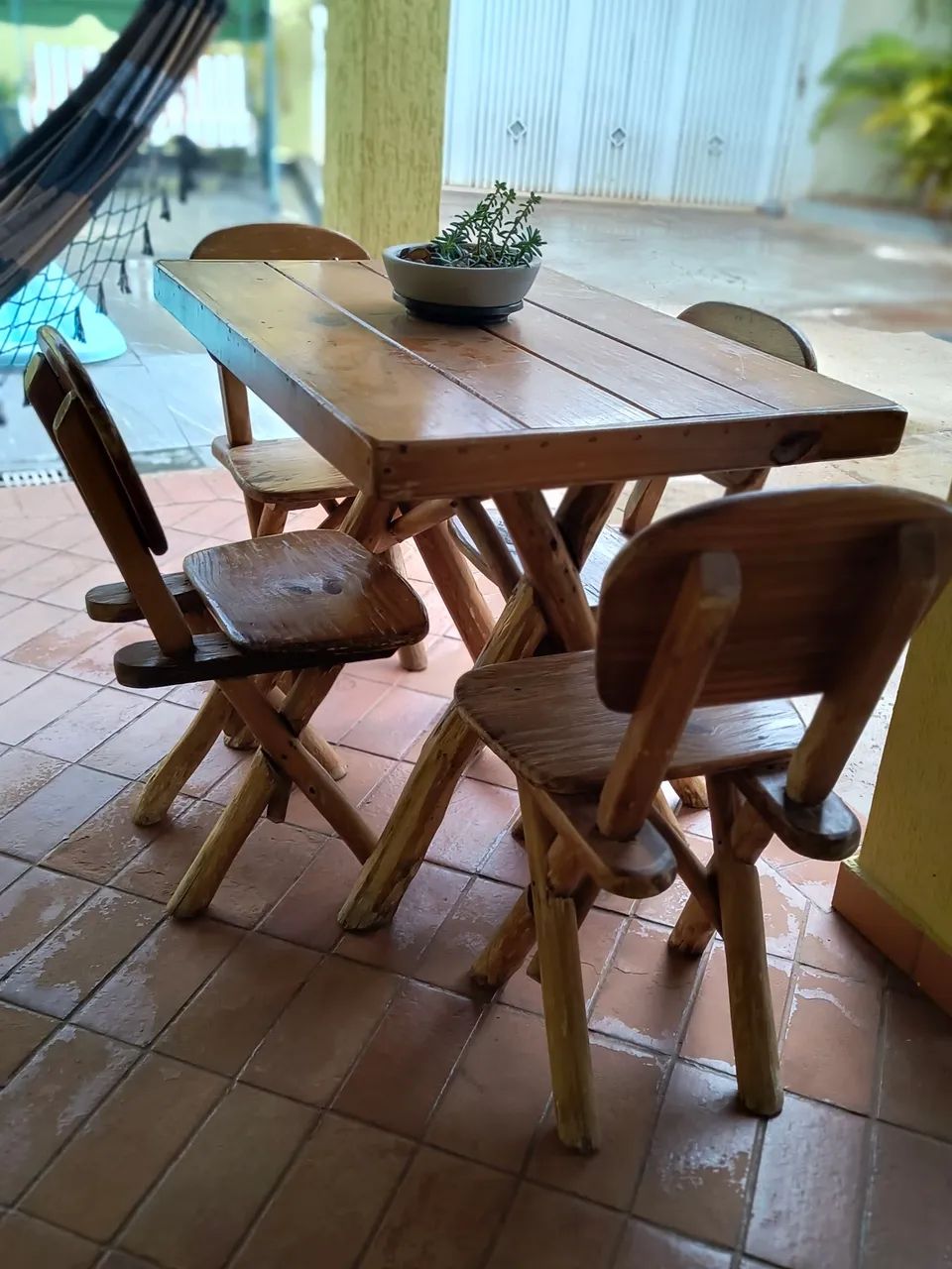 Mesa madeira maciça com 4 cadeiras. 