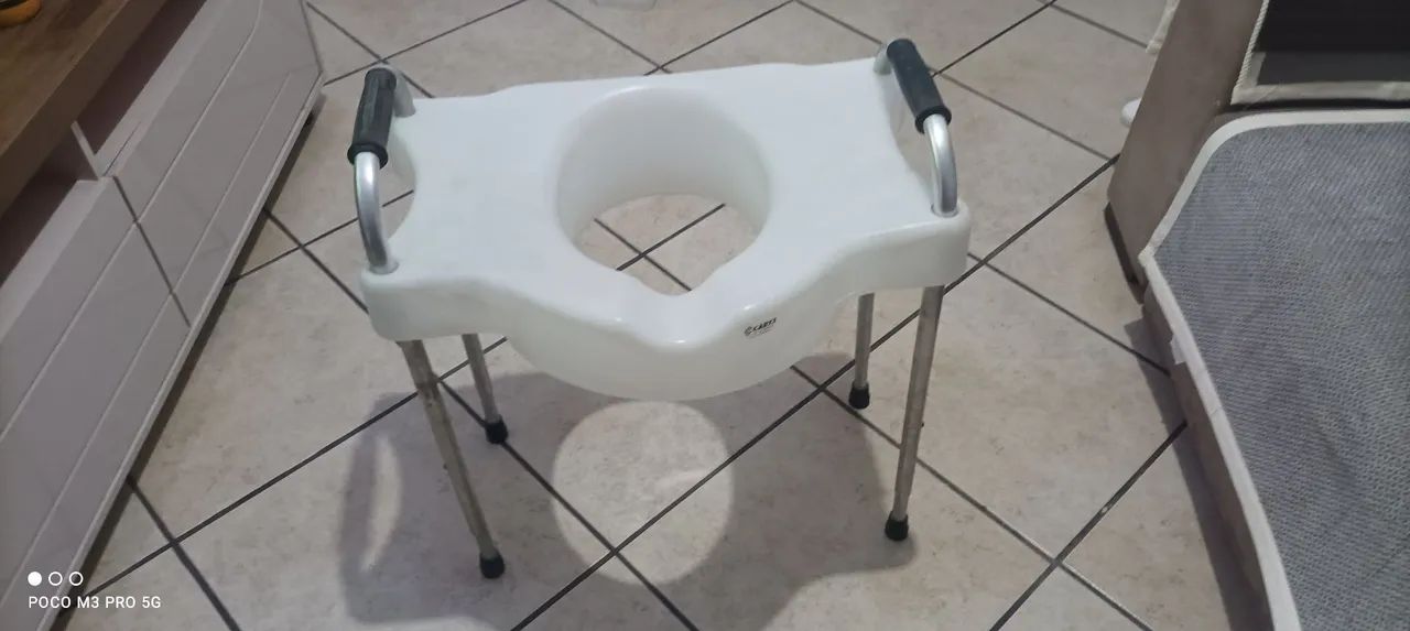 Assento sanitário elevado com barras lateral para apóio 