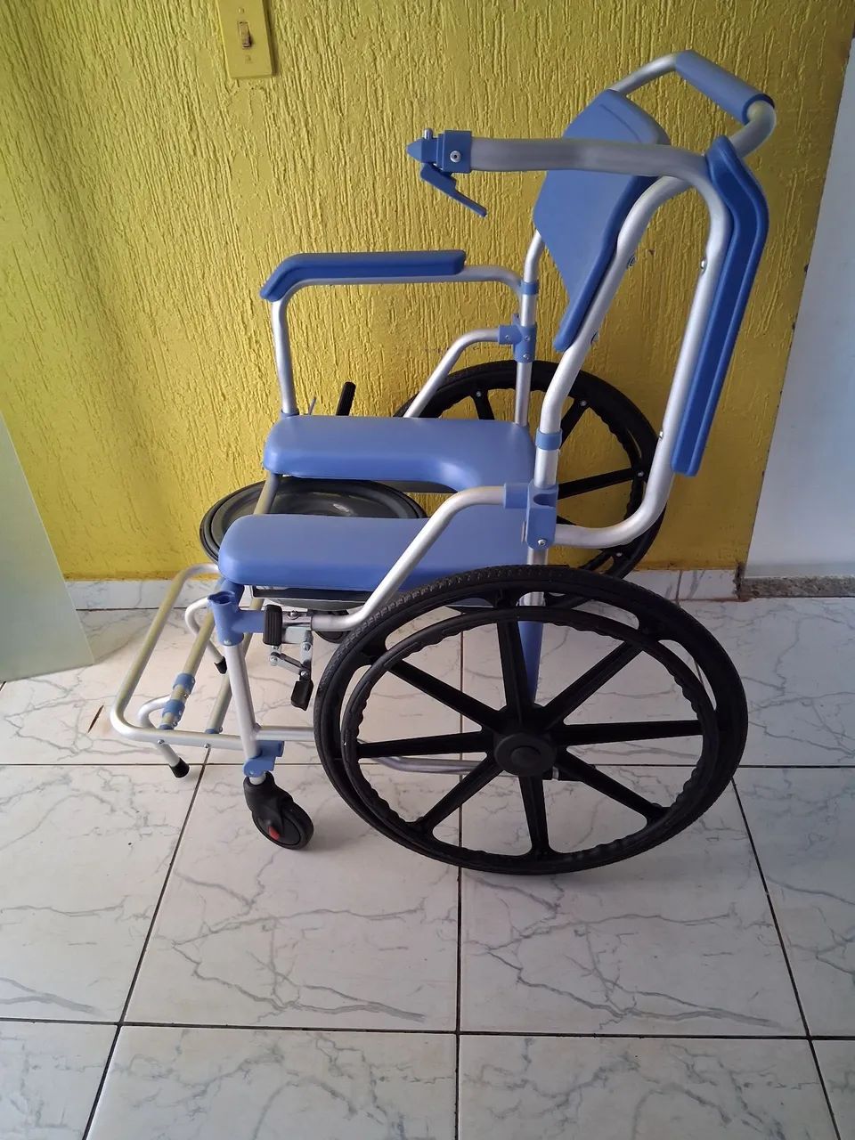 Cadeira de roda para banho Nova  - Foto 3