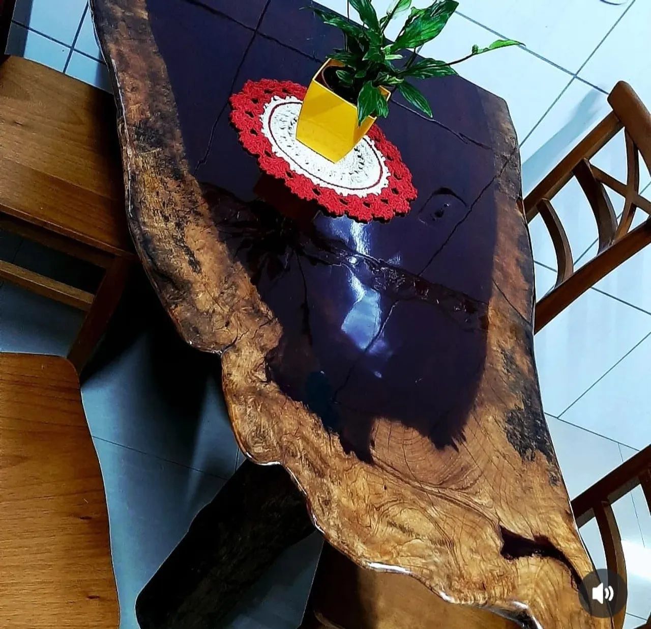 Mesa Rústica Resinada em Jatobá com Cadeiras em Jequitibá - Foto 3