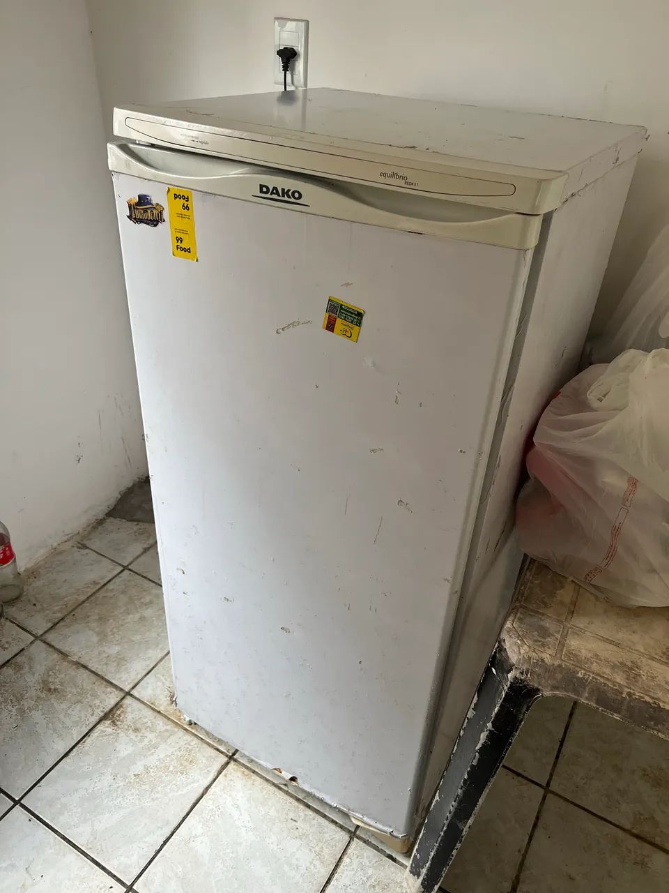 Vendo geladeira pequena 