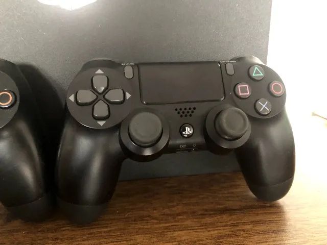 ps4 pro com dois controles - Foto 4