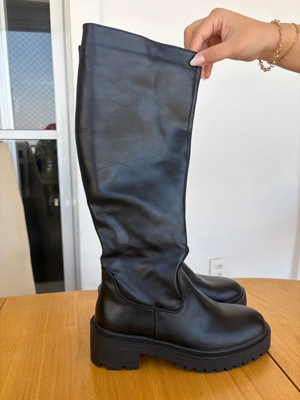 Bota cano alto preta 