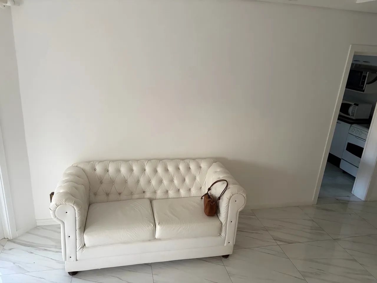 Sofá Chesterfield Branco 2 Lugares - Clássico com Capitonê