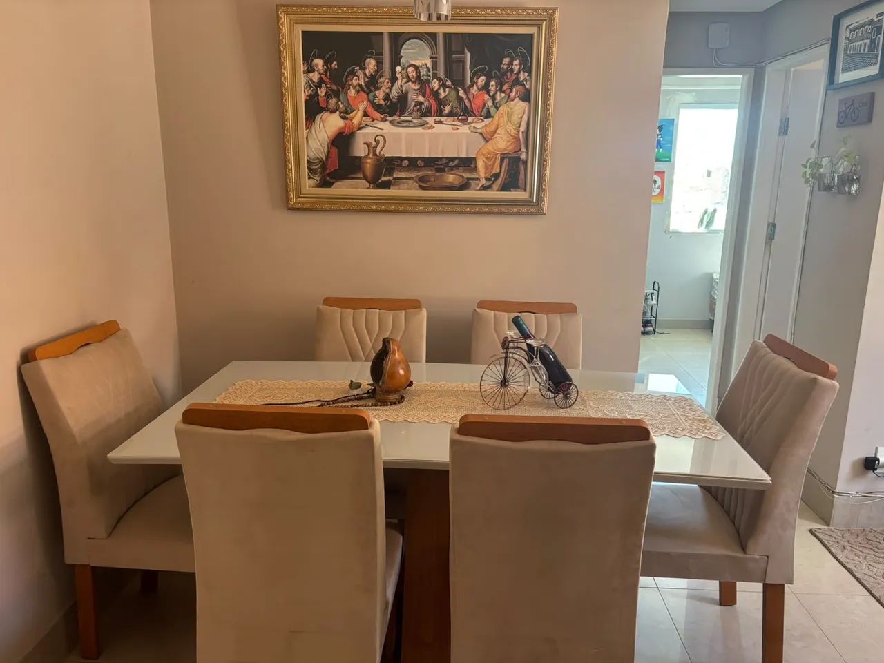 MESA RETANGULAR COM SEIS CADEIRAS