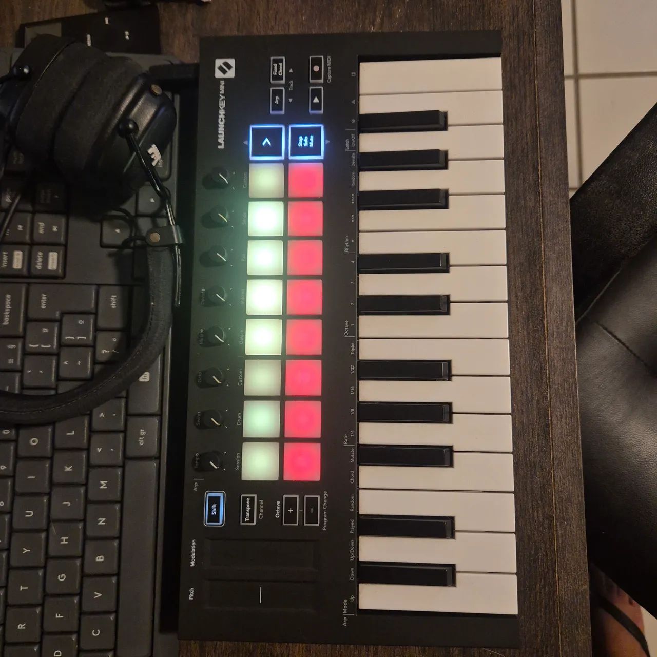 Controlador MIDI Novation Launchkey Mini MK3 - Foto 4