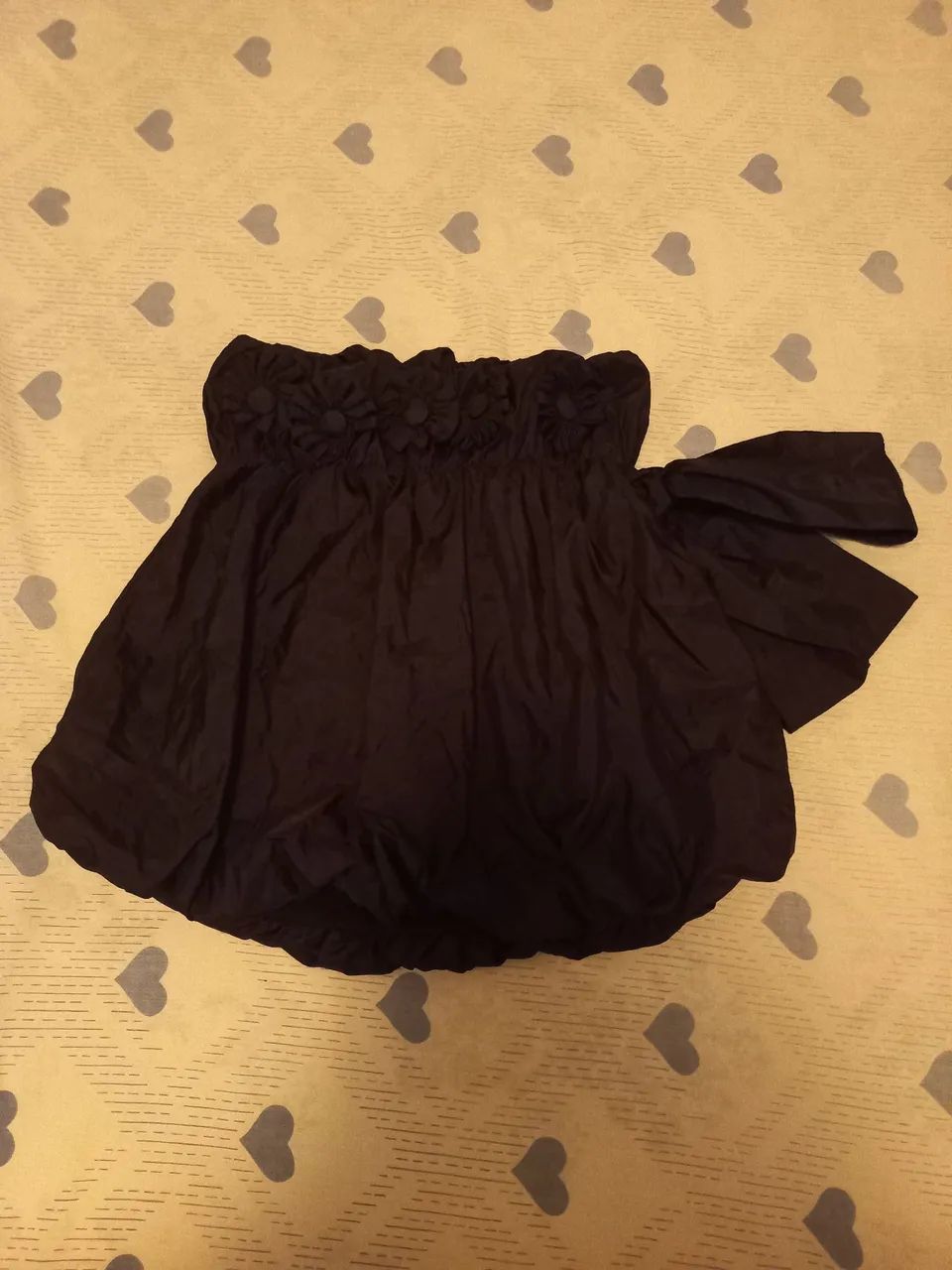 Blusa em seda tomara que caia com flores aplicadas
