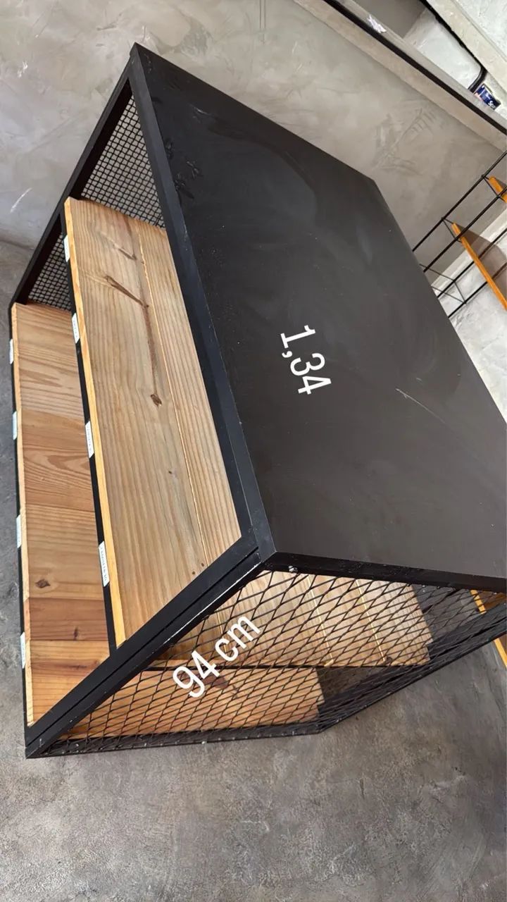 Arara e mesa ambos com roda feitos de metalon e madeira