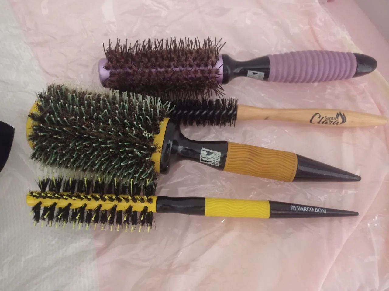 Secador gama lumina íon 2200 watts e escovas marco Boni 200,00 tudo  - Foto 4