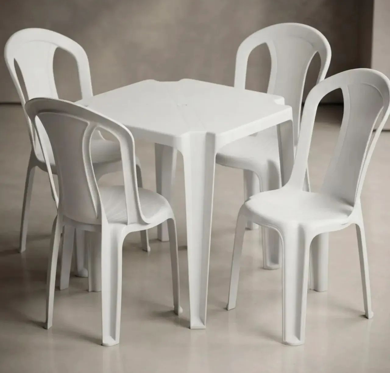 Mesa de Plástico com 4 Cadeiras 