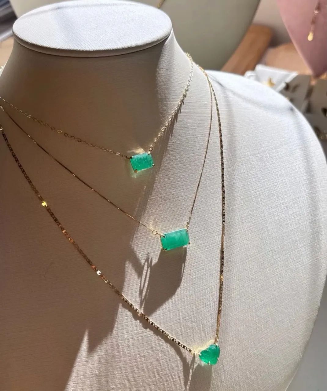 Cordão ouro 18k com esmeralda 